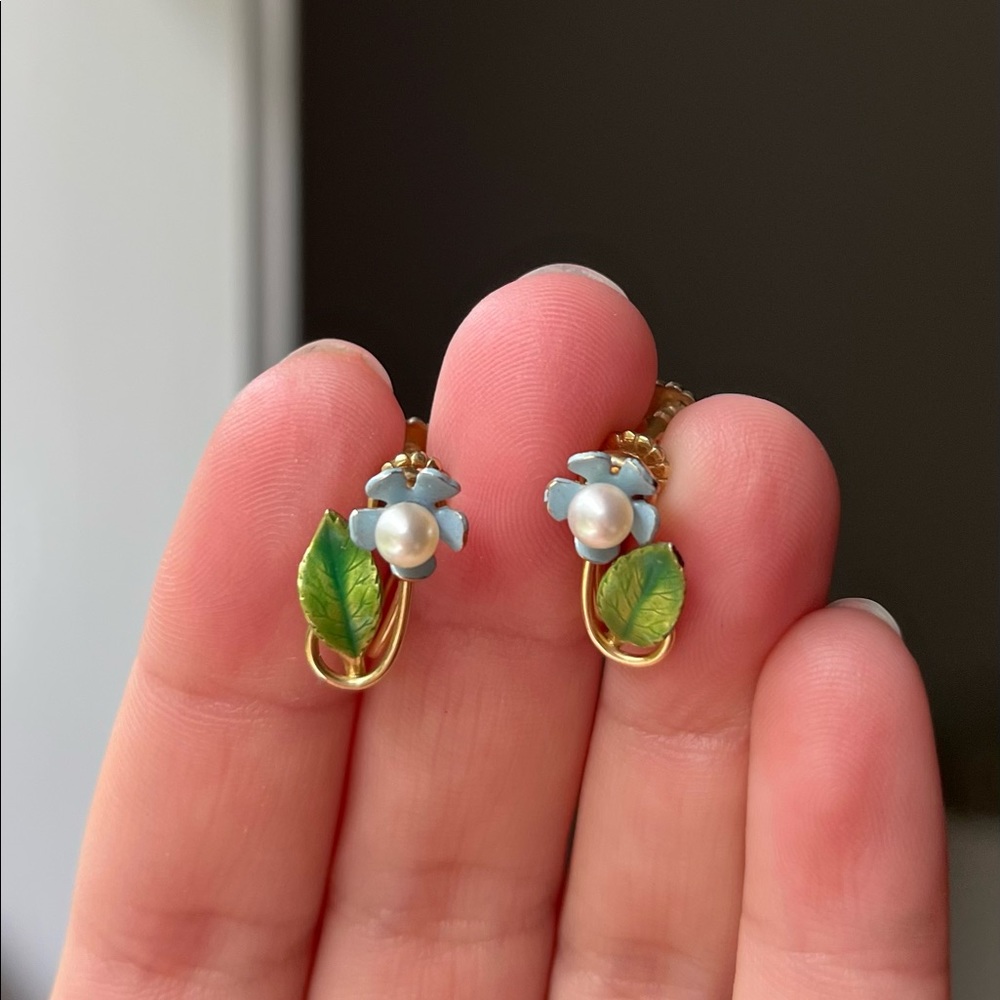 Screwback forget me not earrings